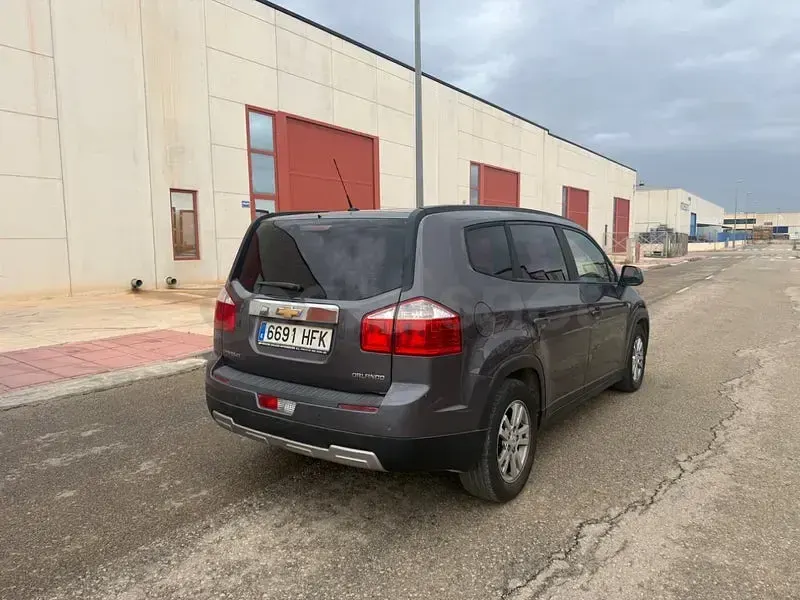 Usado Chevrolet Orlando LTZ 163 CV (119 kW) 2011 Gris / plata Monovolumen