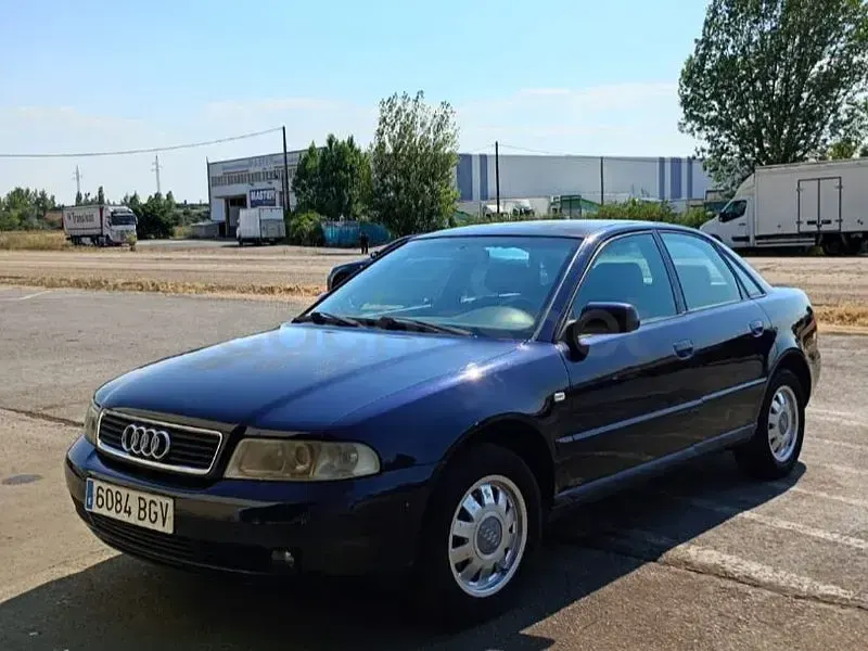 Usado Audi A4 150 CV (110 kW) 1999 Azul Berlina