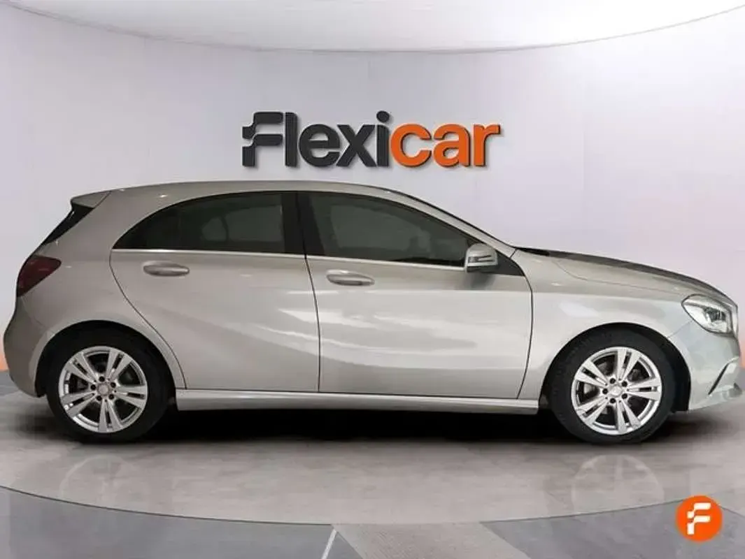 Usado Mercedes A180 122 CV (89 kW) 2017 Gris Utilitario