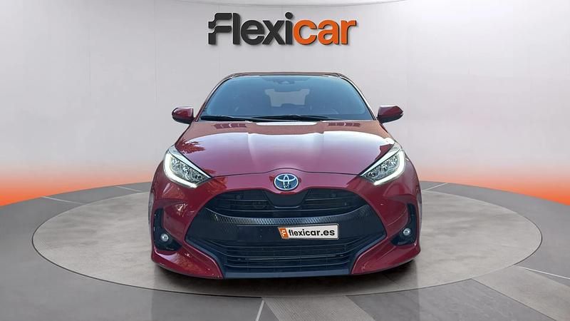 Usado Toyota Yaris Hybrid Active 116 CV (85 kW) 2023 Granate Berlina