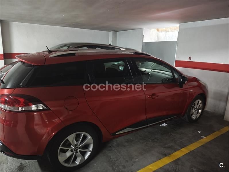 Usado Renault Clio GrandTour LIMITED 90 CV (66 kW) 2016 Rojo Familiar