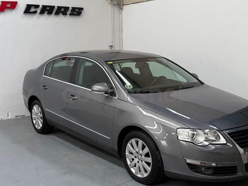 Usado VW Passat Highline 140 CV (102 kW) 2007 Gris / plata Berlina