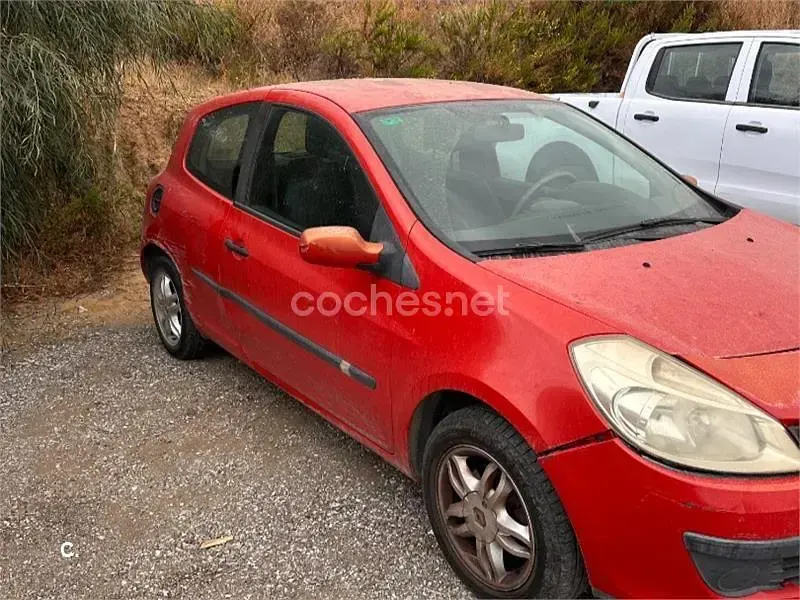 Usado Renault Clio II Authentique 60 CV (44 kW) 2005 Rojo Berlina