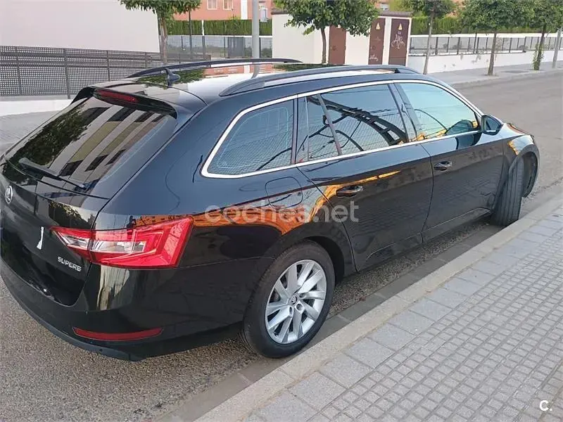 Usado Skoda Superb Ambition 150 CV (110 kW) 2018 Negro Familiar