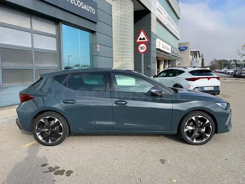 Usado Cupra Leon 150 CV (110 kW) 2025 Azul Berlina