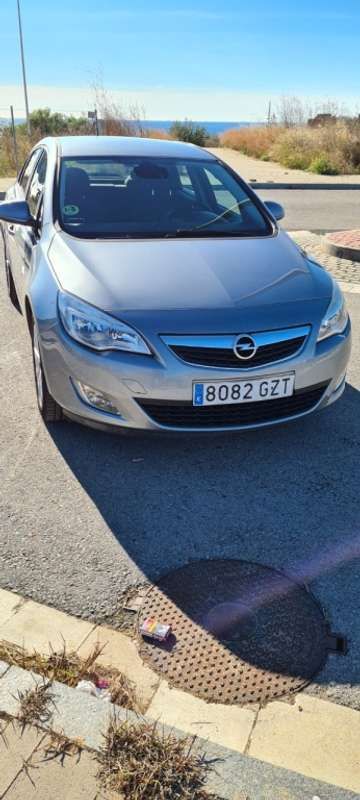 Usado Opel Astra Enjoy 110 CV (80 kW) 2010 Plateado Utilitario