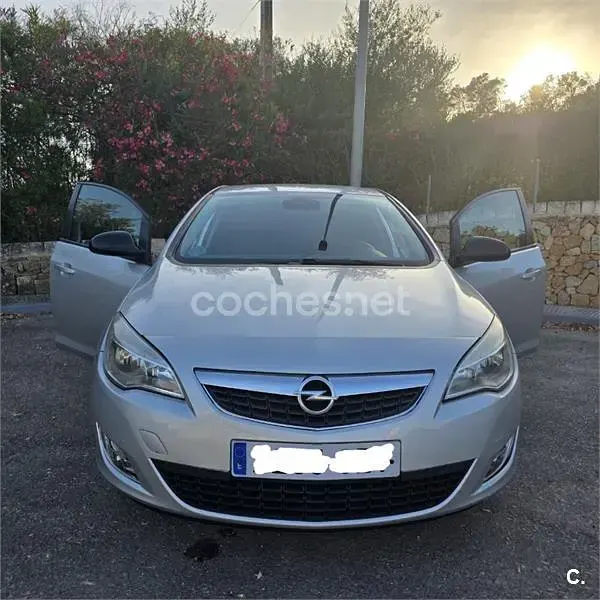 Usado Opel Astra Enjoy 115 CV (84 kW) 2011 Gris / plata Berlina