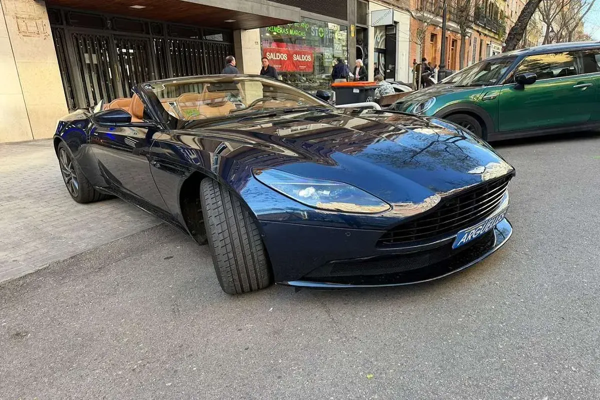 Usado Aston Martin DB11 510 CV (375 kW) 2018 Azul Descapotable