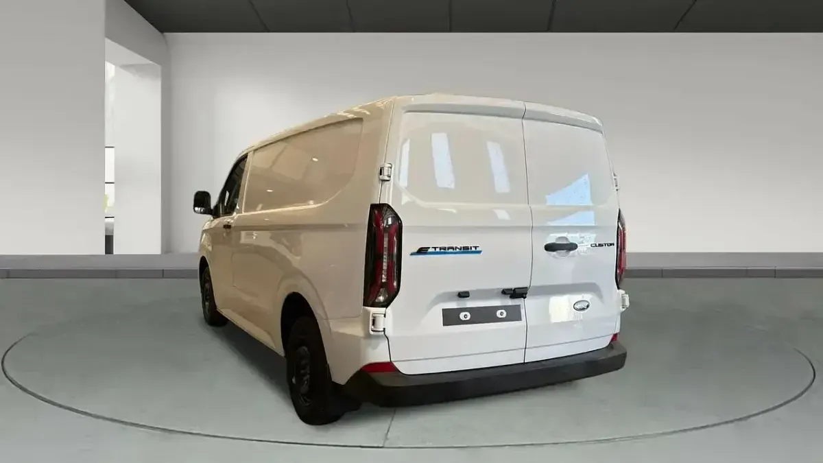 Käytetty Ford Transit Trend 100 kW (136 HP) 2024 Valkoinen Van