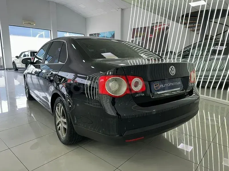 Usado VW Jetta Advance 140 CV (102 kW) 2007 Negro Berlina