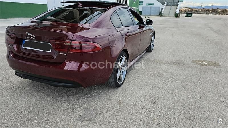 Usado Jaguar XE R-Sport 180 CV (132 kW) 2015 Granate Berlina