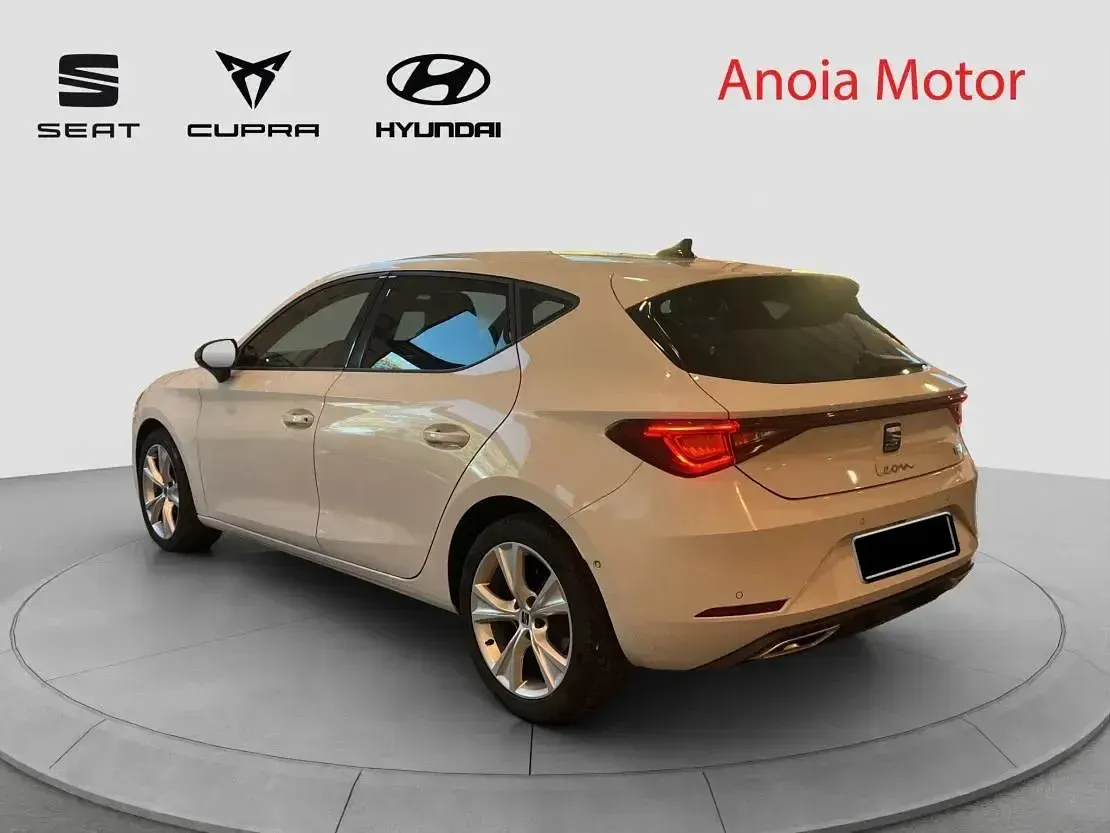 Usado Seat Leon FR 116 CV (85 kW) 2025 Blanco Berlina