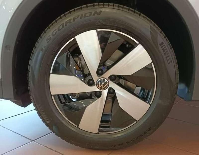 Usado VW Tiguan 204 CV (150 kW) 2024 Plateado SUV