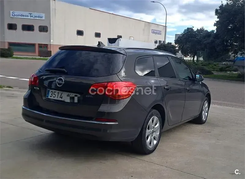 Usado Opel Astra Business 110 CV (80 kW) 2016 Marrón Familiar