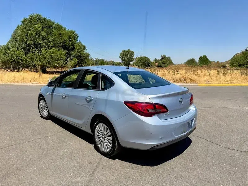 Usado Opel Astra Selective 115 CV (84 kW) 2014 Gris / plata Berlina
