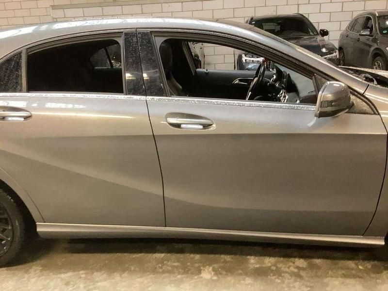 Usado Mercedes A200 Style 136 CV (100 kW) 2015 Gris Utilitario