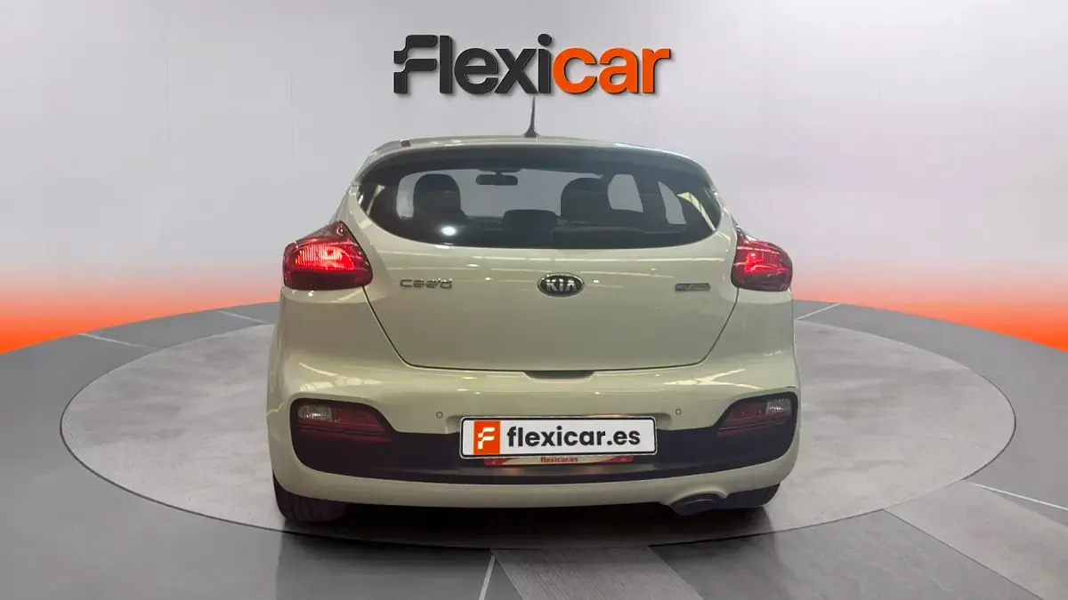 Käytetty Kia Ceed 120 HP (88 kW) 2018 Valkoinen Viistoperä