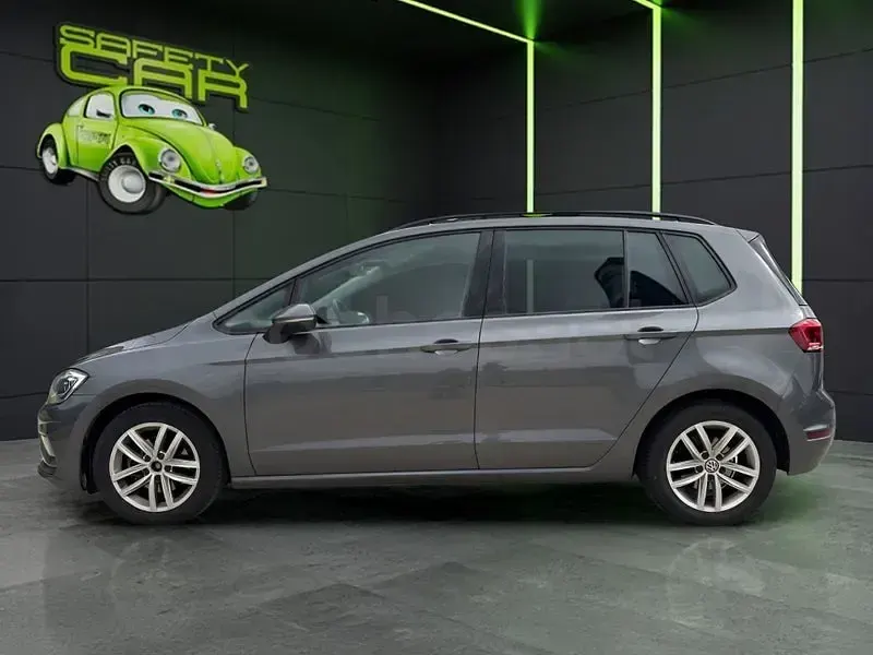 Usado VW Golf Sportsvan Advance 115 CV (84 kW) 2019 Gris / plata Monovolumen