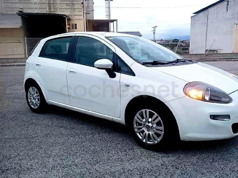Usado Fiat Punto Pop 69 CV (50 kW) 2012 Blanco Utilitario
