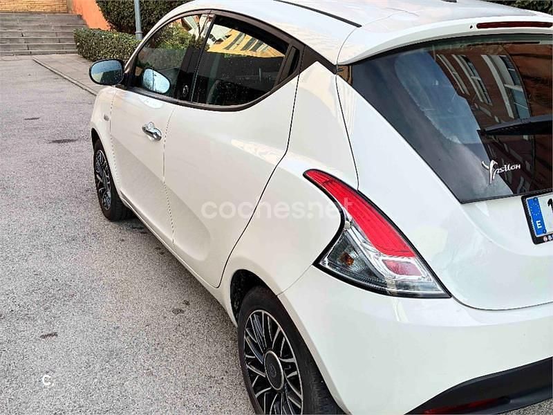 Usado Lancia Ypsilon Gold 69 CV (50 kW) 2015 Blanco Utilitario