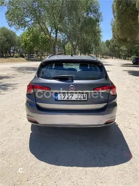 Usado Fiat Tipo Easy 95 CV (69 kW) 2017 Gris / plata Familiar