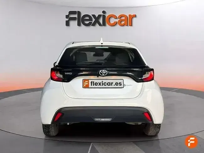 Usado Toyota Yaris Comfort 125 CV (91 kW) 2023 Blanco Utilitario
