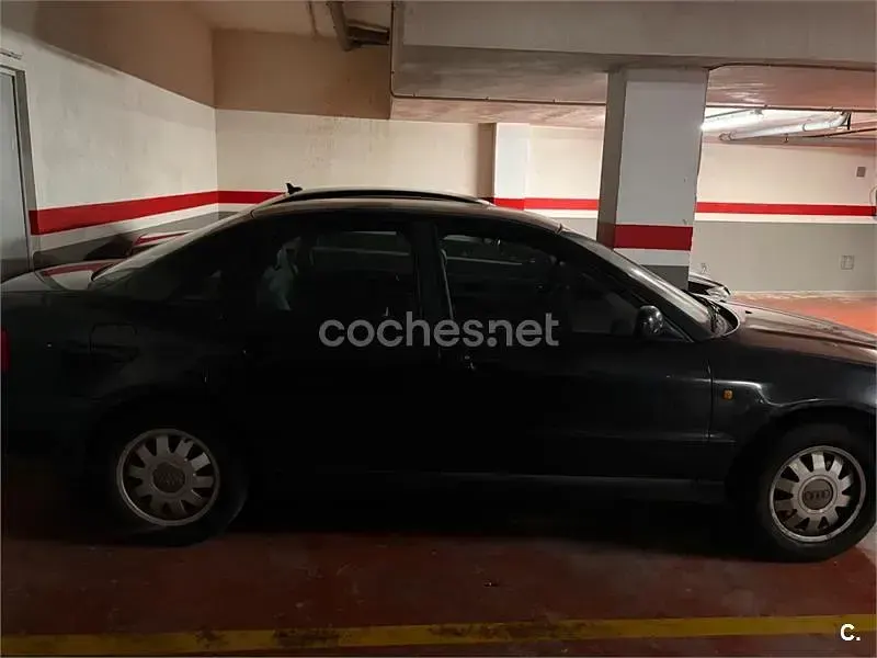 Usado Audi A4 110 CV (80 kW) 1998 Negro Berlina