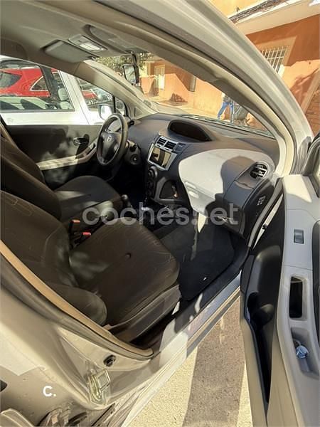 Usado Toyota Yaris Live 69 CV (50 kW) 2009 Gris / plata Berlina