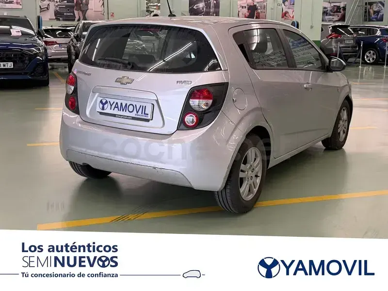 Usado Chevrolet Aveo LT 75 CV (55 kW) 2013 Gris / plata Berlina