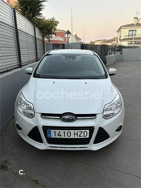 Usado Ford Focus Trend 125 CV (91 kW) 2014 Blanco Berlina