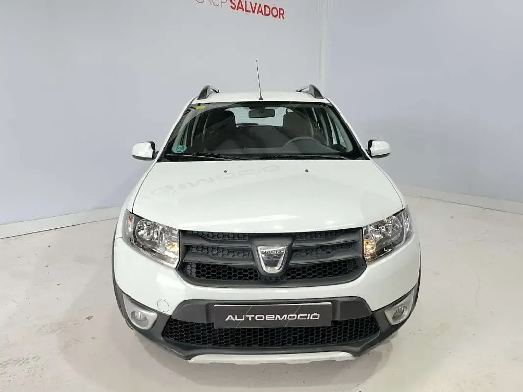 Usado Dacia Sandero Stepway 90 CV (66 kW) 2015 Blanco Utilitario
