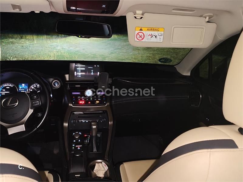 Usado Lexus NX300h Executive Line 197 CV (144 kW) 2017 Gris / plata SUV