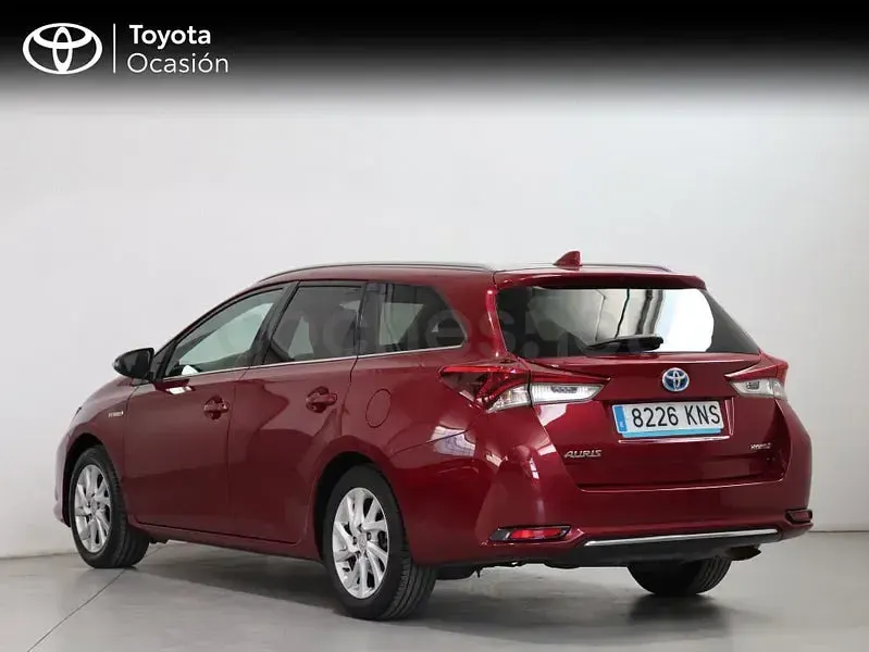 Usado Toyota Auris Hybrid Active 136 CV (100 kW) 2018 Rojo Familiar
