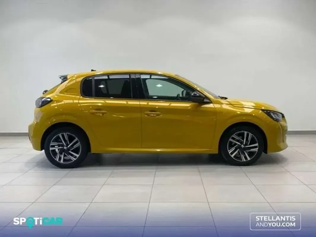 Usado Peugeot 208 Allure 101 CV (74 kW) 2023 Dorado Utilitario