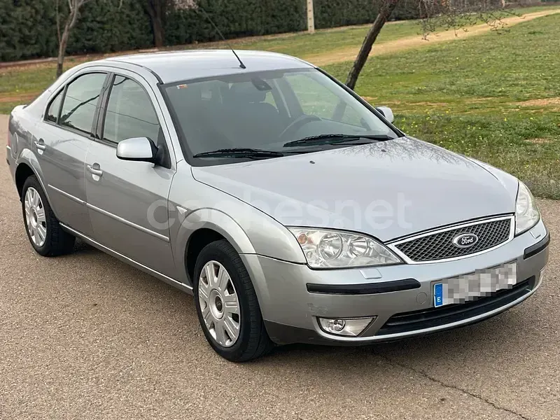 Usado Ford Mondeo Futura 130 CV (95 kW) 2004 Gris / plata Berlina