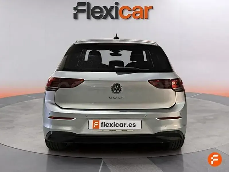Usado VW Golf VIII Life 115 CV (84 kW) 2021 Gris / plata Berlina