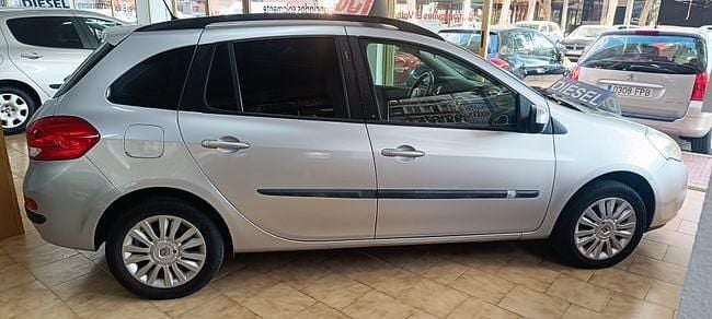 Usado Renault Clio II 89 CV (65 kW) 2011 Gris