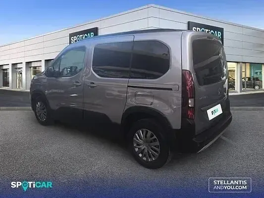 Usado Peugeot Rifter Allure 100 CV (73 kW) 2023 Gris Monovolumen