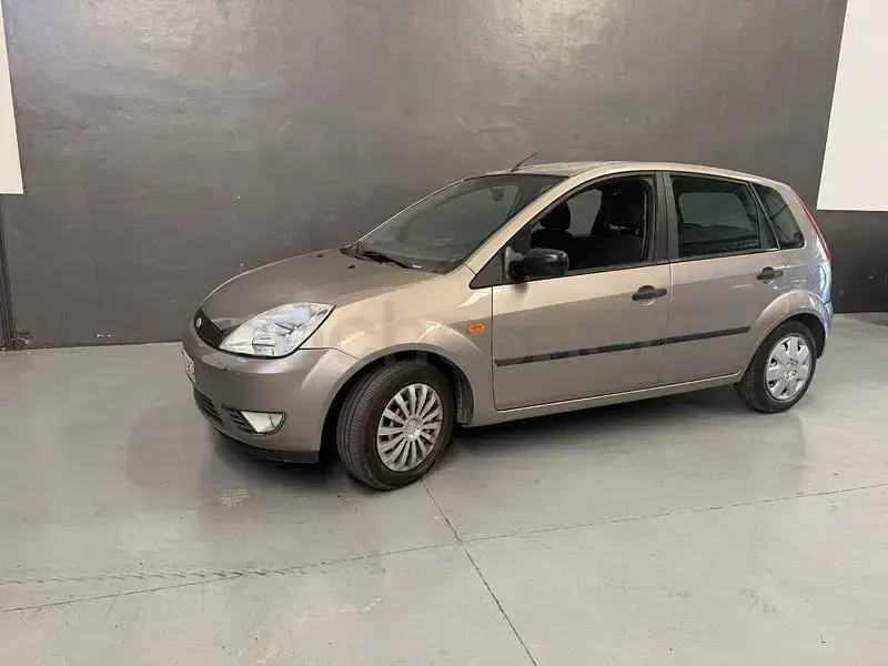 Usado Ford Fiesta Ambiente 68 CV (50 kW) 2003 Beige Utilitario