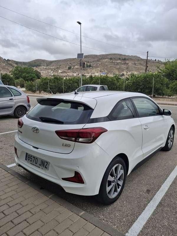 Begagnad Hyundai i20 90 HK (66 kW) 2016 Vit Sportkupé