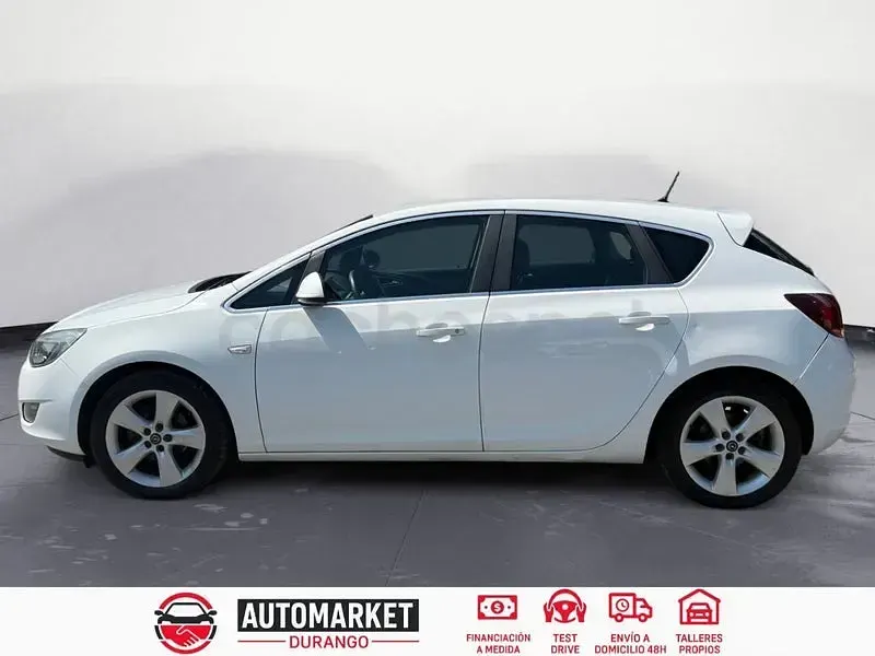 Usado Opel Astra Cosmo 140 CV (102 kW) 2011 Blanco Berlina