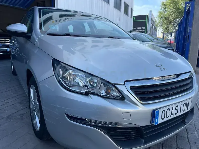 Usado Peugeot 308 SW Allure 130 CV (95 kW) 2016 Gris / plata Familiar