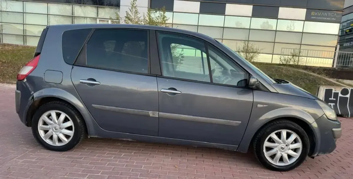 Usado Renault Scénic II Dynamique 106 CV (77 kW) 2007 Gris Monovolumen