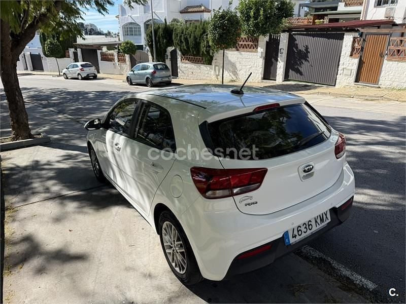 Usado Kia Rio 84 CV (61 kW) 2018 Blanco Berlina