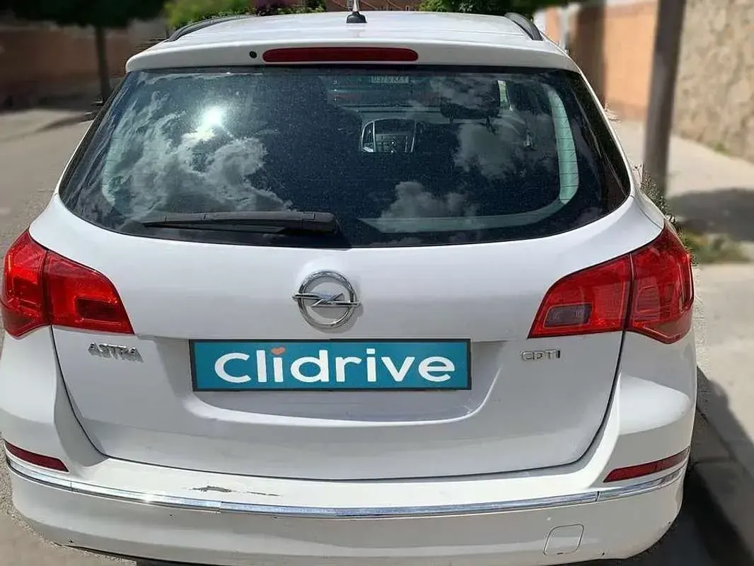 Usado Opel Astra Selective 110 CV (80 kW) 2012 Blanco Familiar