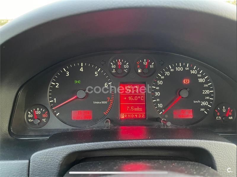Usado Audi A6 230 CV (169 kW) 2000 Gris / plata Berlina