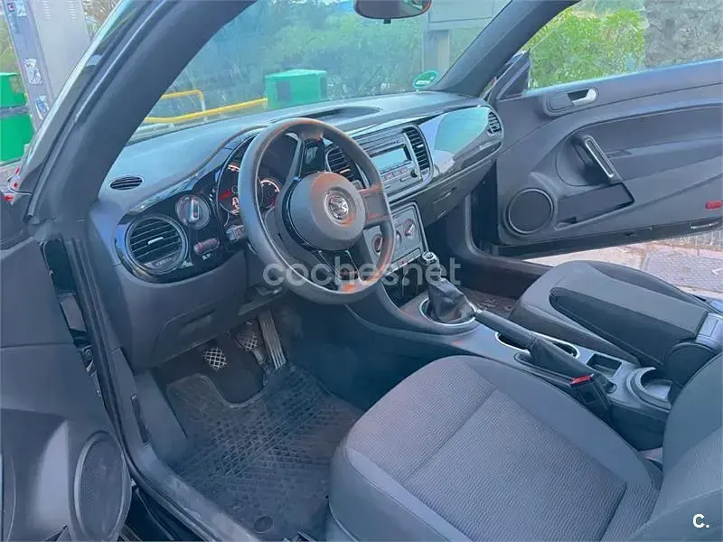 Usado VW Beetle Design 105 CV (77 kW) 2015 Negro Utilitario