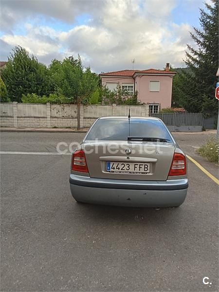 Gris / plata Usado 2006 Skoda Octavia Tour Berlina | 2000 € (Buen precio) - Imagen 1/4