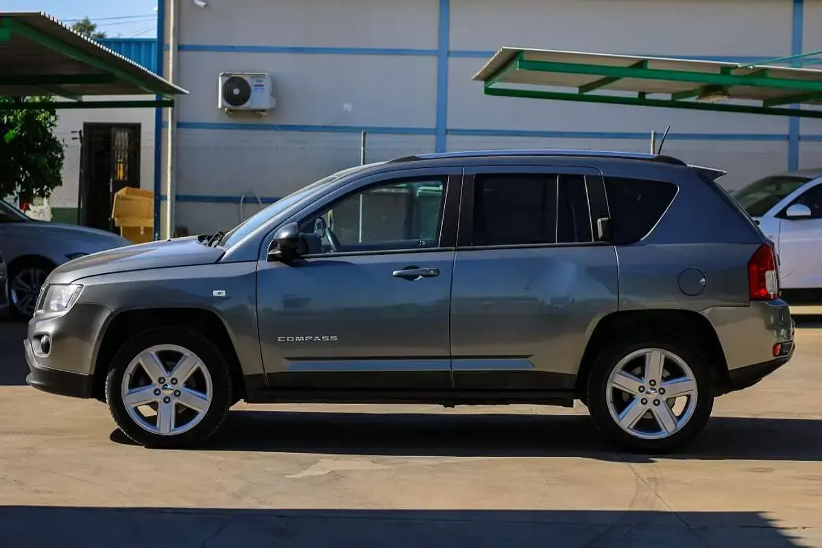 Usado Jeep Compass Limited 136 CV (100 kW) 2012 Gris SUV