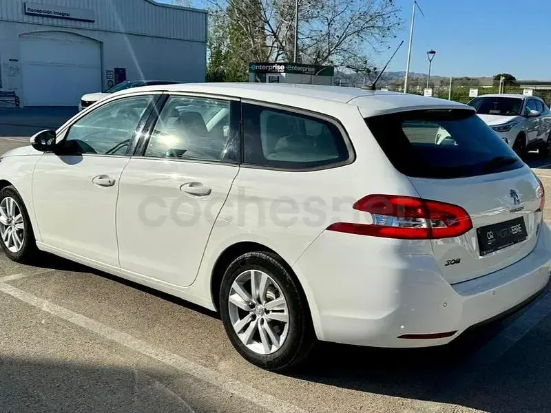 Usado Peugeot 308 SW Active 120 CV (88 kW) 2018 Blanco Familiar